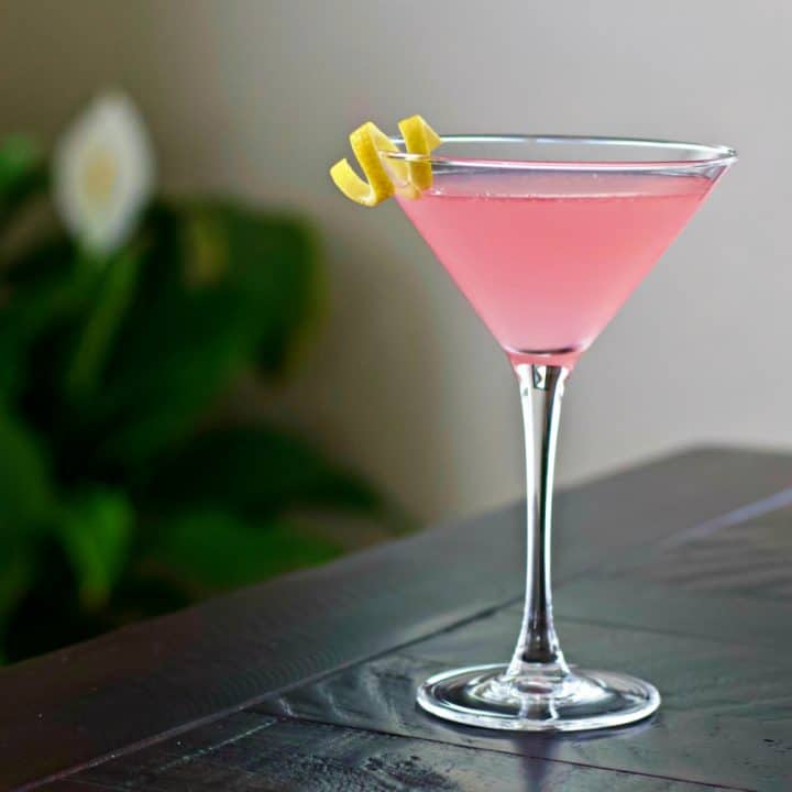 cosmopolitan garnished with lemon in pink color